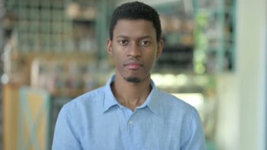 Genç Afrikalı Adam 'ın Dudağına Parmak Koyan Portresi 