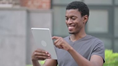 Dijital Tablet kullanan hırslı genç Afrikalı adamın portresi