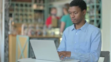 Laptoplu Ciddi Afrikalı Kafedeki Kameraya Bakıyor 