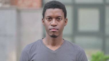 Hayal kırıklığına uğramış genç Afrikalı 'nın portresi