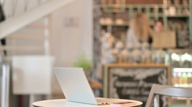 Kafede Smartphone kullanan Ciddi Genç Latin Kadın 