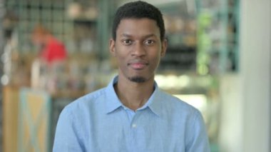 Genç Afrikalı Adam 'ın Parmak Gösterip Davet Etme Portresi 