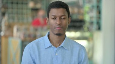 Pozitif Genç Afrikalı Adam 'ın Başparmaklarını Yukarı Yaparken Portresi