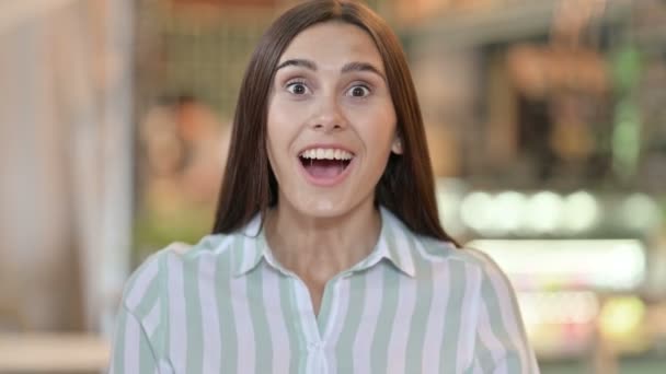 Retrato de una joven latina reaccionando a la pérdida — Vídeo de stock