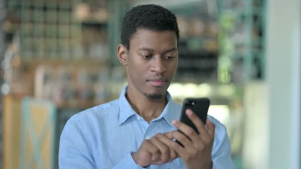 Retrato de Joven Africano Emocionado Celebrando en Smartphone — Vídeos de Stock