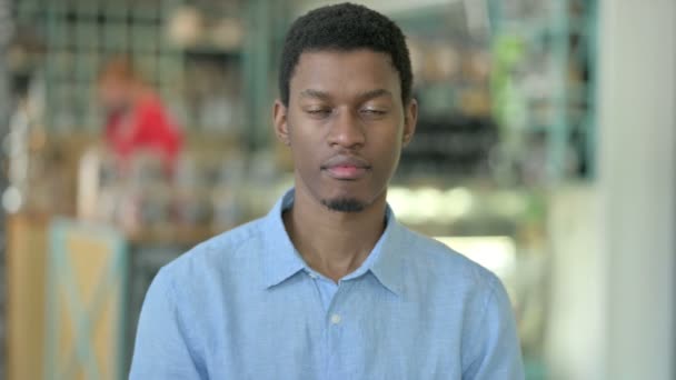 Retrato de Jovem Africano mostrando Ok Sinal com a mão — Vídeo de Stock
