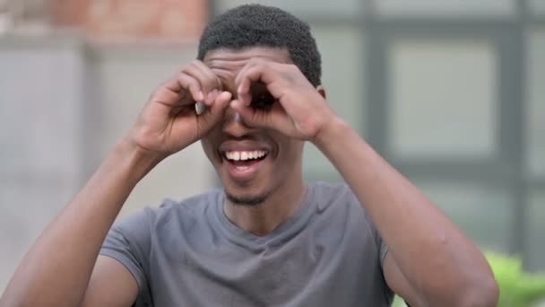 जिज्ञासु युवा अफ्रीकी आदमी का चित्र अवसरों के लिए खोज रहा है — स्टॉक वीडियो