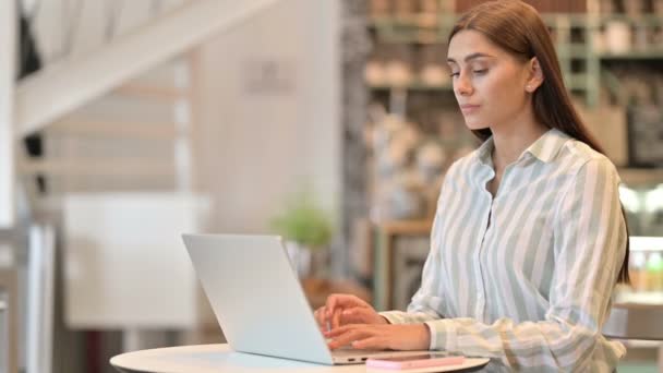 Appréciative jeune femme latine avec ordinateur portable disant oui par tête secouer — Video