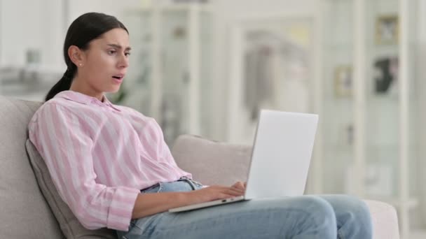 Perte, jeune femme latine réagissant à l'échec sur ordinateur portable à la maison — Video
