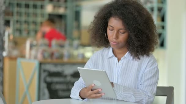 在咖啡店使用平板电脑的严重专业非洲女商人 — 图库视频影像