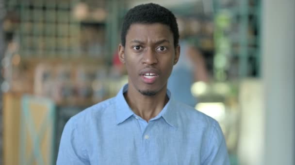 怒っている若いアフリカ人男性の叫びの肖像 — ストック動画