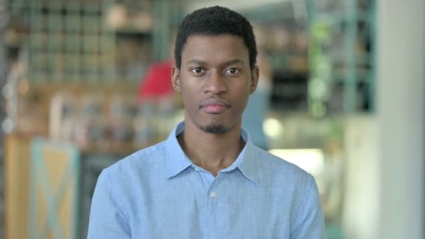 Ritratto di giovane africano arrabbiato che mostra il dito medio — Video Stock