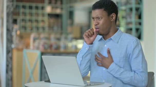 Enfermo joven africano hombre usando portátil tos en el café — Vídeos de Stock