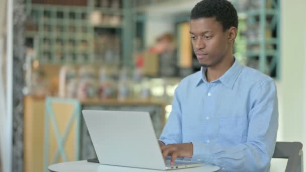 Hombre africano serio con el ordenador portátil diciendo no con dedo — Vídeos de Stock