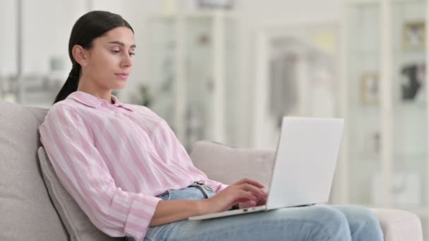 Focalisé Jeune femme latine travaillant sur ordinateur portable à la maison — Video