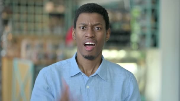 Portret zdenerwowanego młodego Afrykanina uczucie złości — Wideo stockowe