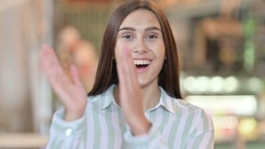 Düşünen Genç Latin Kadın 'ın Portresi 