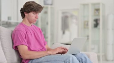 Genç Gündelik Adam Dik durup Koltuktan Uzaklaşıyor 