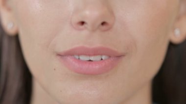 Gülümseyen Genç Kadın Ağzı 'na yaklaş. 