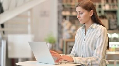 Cafe 'de Laptop' ta Güzel Latin Kadın Başarı Kutlaması 