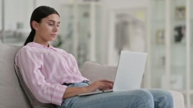 Çekici Latin Kadın Bilgisayarı Kapatıyor ve Gidiyor 