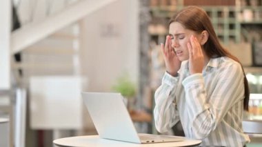 Laptop 'u olan stresli Latin Kadın Kafe' de baş ağrısı çekiyor 