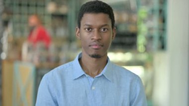 Genç Afrikalı 'nın Portresi Zafer İşaretini Elle Gösteriyor 