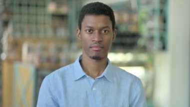 Kayıp ve Başarısızlığa Tepkili Genç Afrikalı Adamın Portresi 