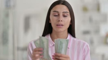 Dolar Tutan ve Düşünen Genç Latin Kadın Portresi 