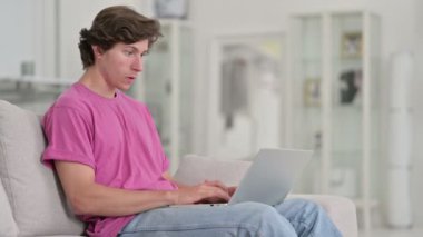 Heyecanlı Gündelik Adam Evde Dizüstü bilgisayarda Başarı Kutlaması 