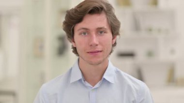 Mutlu Genç İş Adamının Portresi Kameraya Gülümsüyor 