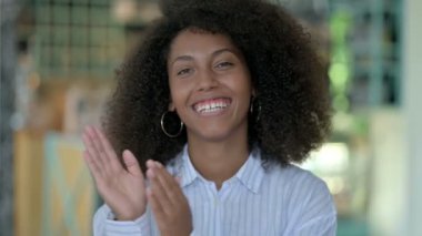 Heyecanlı Genç Afrikalı İş Kadını Alkışlamasının Portresi 