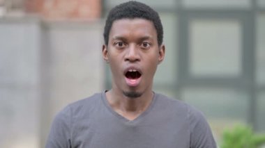 Kayıp ve Başarısızlığa Tepkili Genç Afrikalı Adamın Portresi 