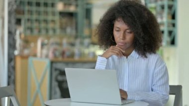 Düşünceli Afrikalı İş kadını Kafe 'de Laptop' ta Düşünüyor ve Çalışıyor 