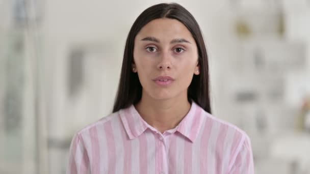 Porträtt av ung latinsk kvinna som reagerar på förlust, misslyckande — Stockvideo