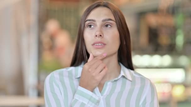 Portrait de jeune femme latine épuisée ayant mal à la tête — Video