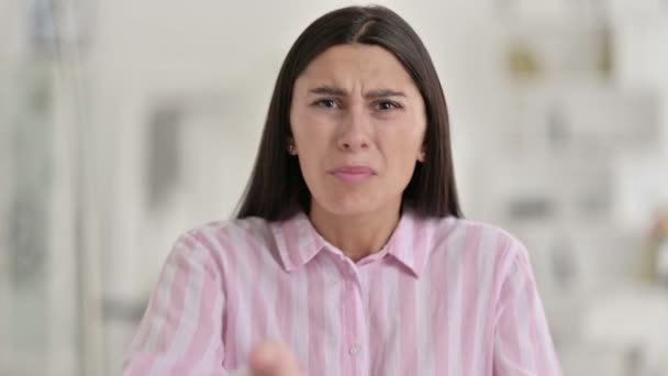 Retrato de jovem latina perturbada sentindo-se irritada, argumentando — Vídeo de Stock