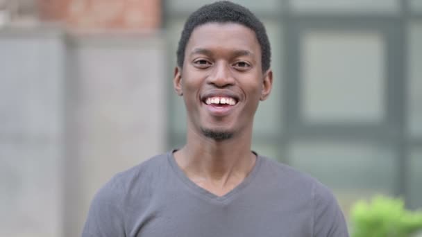 Portret młodego Afrykanina mówiącego na wideo Call — Wideo stockowe