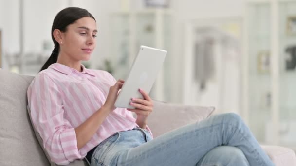 Vakava ammatillinen nuori latina nainen käyttää Tablet kotona — kuvapankkivideo