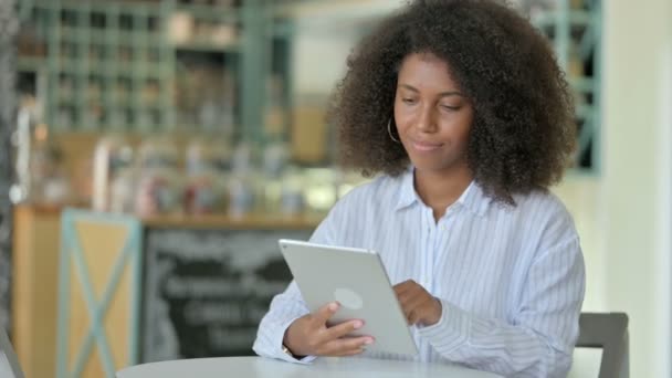 在平板电脑上进行视频呼叫的专业非洲女商人 — 图库视频影像