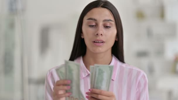 Portrait de jeune femme latine tenant des dollars et pensant — Video