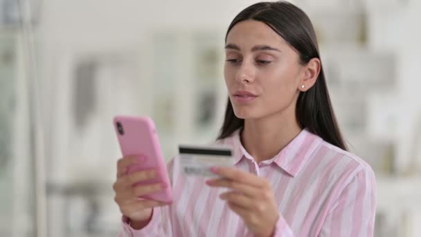 Retrato de la mujer latina haciendo el pago en línea exitoso en el teléfono inteligente — Vídeo de stock