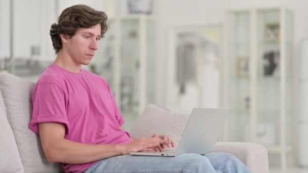 Poważny młody dorywczy mężczyzna z laptopem mówiący "Nie z palcem" — Wideo stockowe