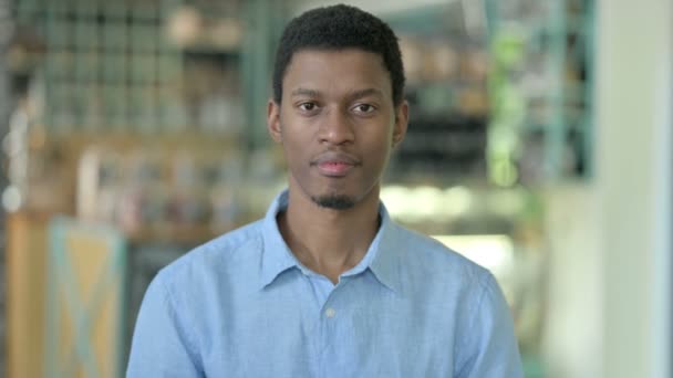 Portræt af anerkendende ung afrikansk mand klapper – Stock-video