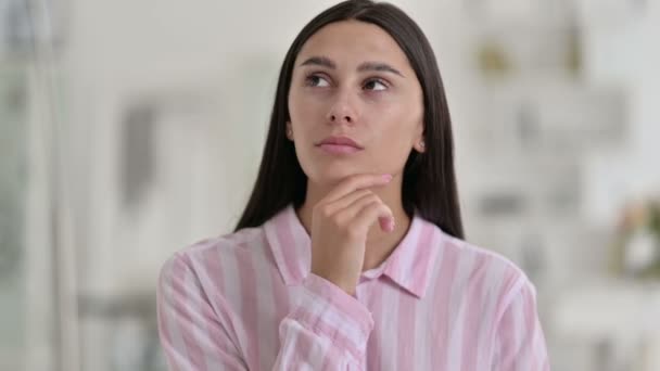 Portrait of Young Latin Woman Thinking and Getting Idea — Stock Video