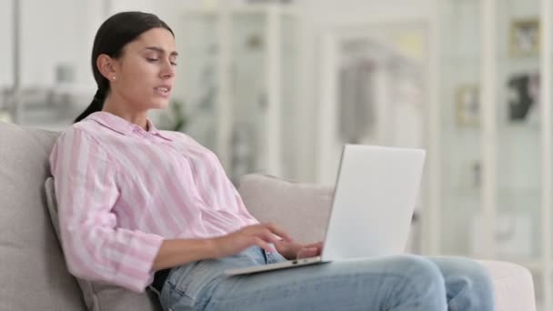 Fatigué jeune femme latine avec ordinateur portable ayant mal au dos à la maison — Video