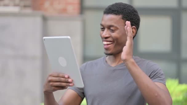 Portrait de l'appel vidéo sur tablette par le jeune homme africain — Video