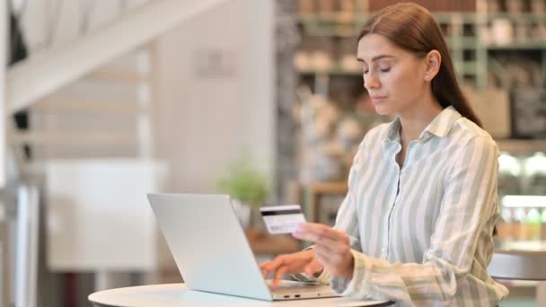 Online Betalning misslyckande på laptop för ung latinsk kvinna i Cafe — Stockvideo