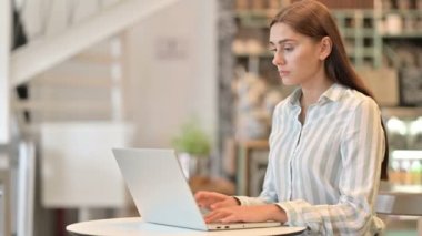 Genç Latin Kadın Kafe 'de dizüstü bilgisayarda kaybolduğu için üzgün. 