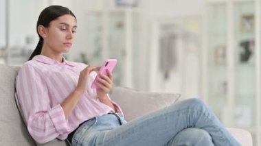 Genç Latin Kadın 'ın Smartphone' da Kayıp Yaşaması Hayal Kırıklığı 